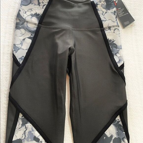 UNDER ARMOUR Women's Small HeatGear Compression High Waisted Capri Leggings - Picture 3 of 8